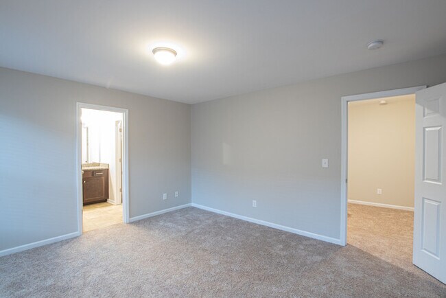 Building Photo - Stunning 3-Bedroom in Northwestern School District with Pool Access & Garage | AUGUST MOVE IN SPE...