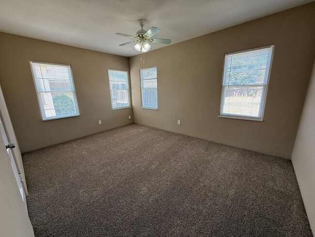 Building Photo - Cozy 3 Bedroom/1 Bath Home in Oildale!