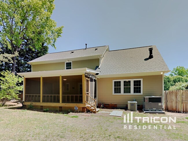 Building Photo - 3200 Oliver Dr