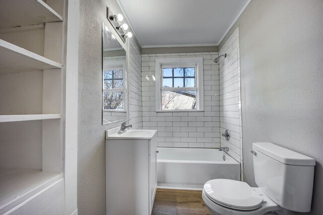 Building Photo - FREE MONTH RENT! Freshly Updated 3 Bedroom House