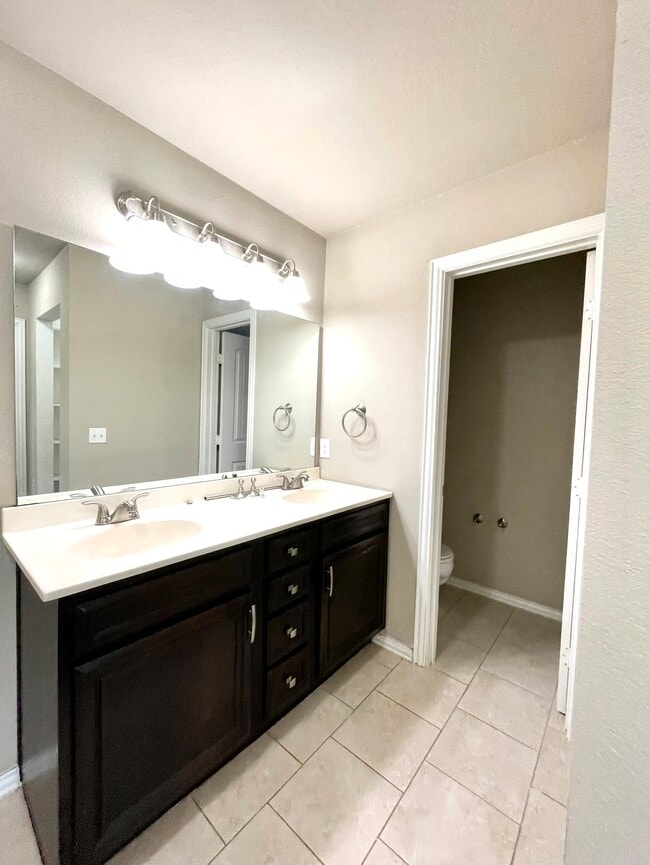 Building Photo - 4820 Lakeshore Dr