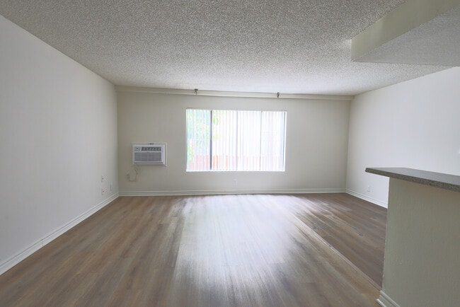 Building Photo - 2928 Leeward Ave