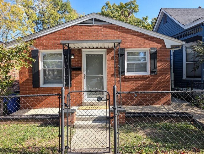 Primary Photo - 121 W Fifth St