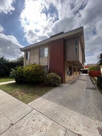 Building Photo - 220 W Hillcrest Blvd