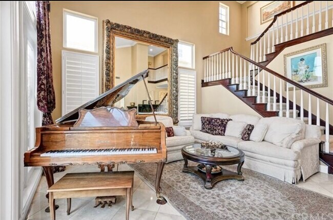 Building Photo - 9 Marisol