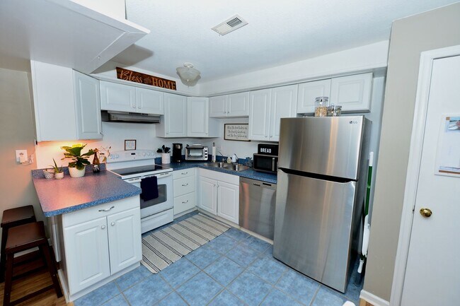 Building Photo - Just Blocks from Beach!