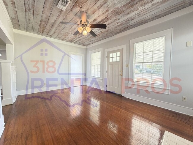 Building Photo - Recently Updated 3 Bedroom House