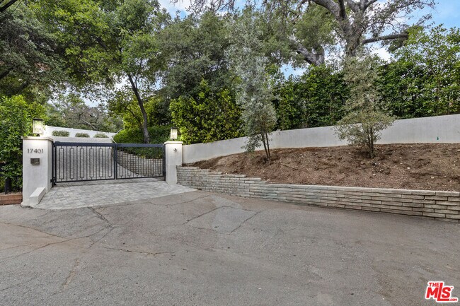 Building Photo - 17401 Rancho St