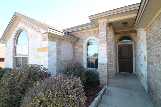 Building Photo - Evergreen Estates Beauty!