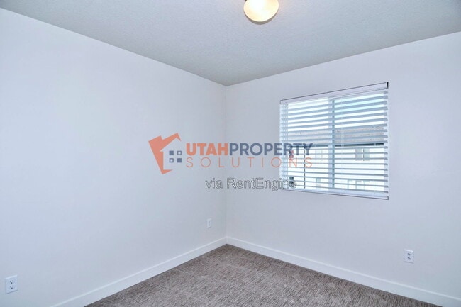 Building Photo - 1047 W 400 S
