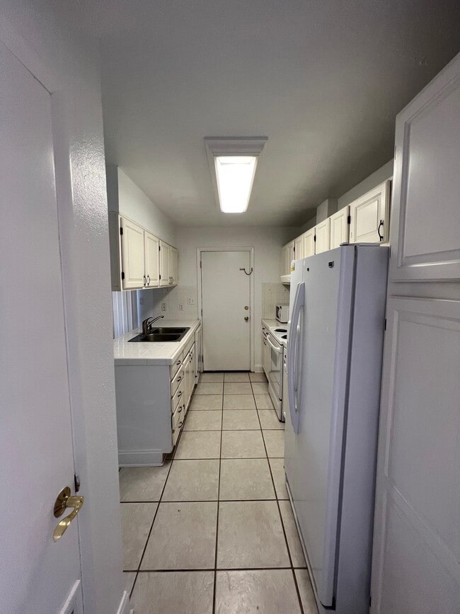 Building Photo - 420 Westwood Dr
