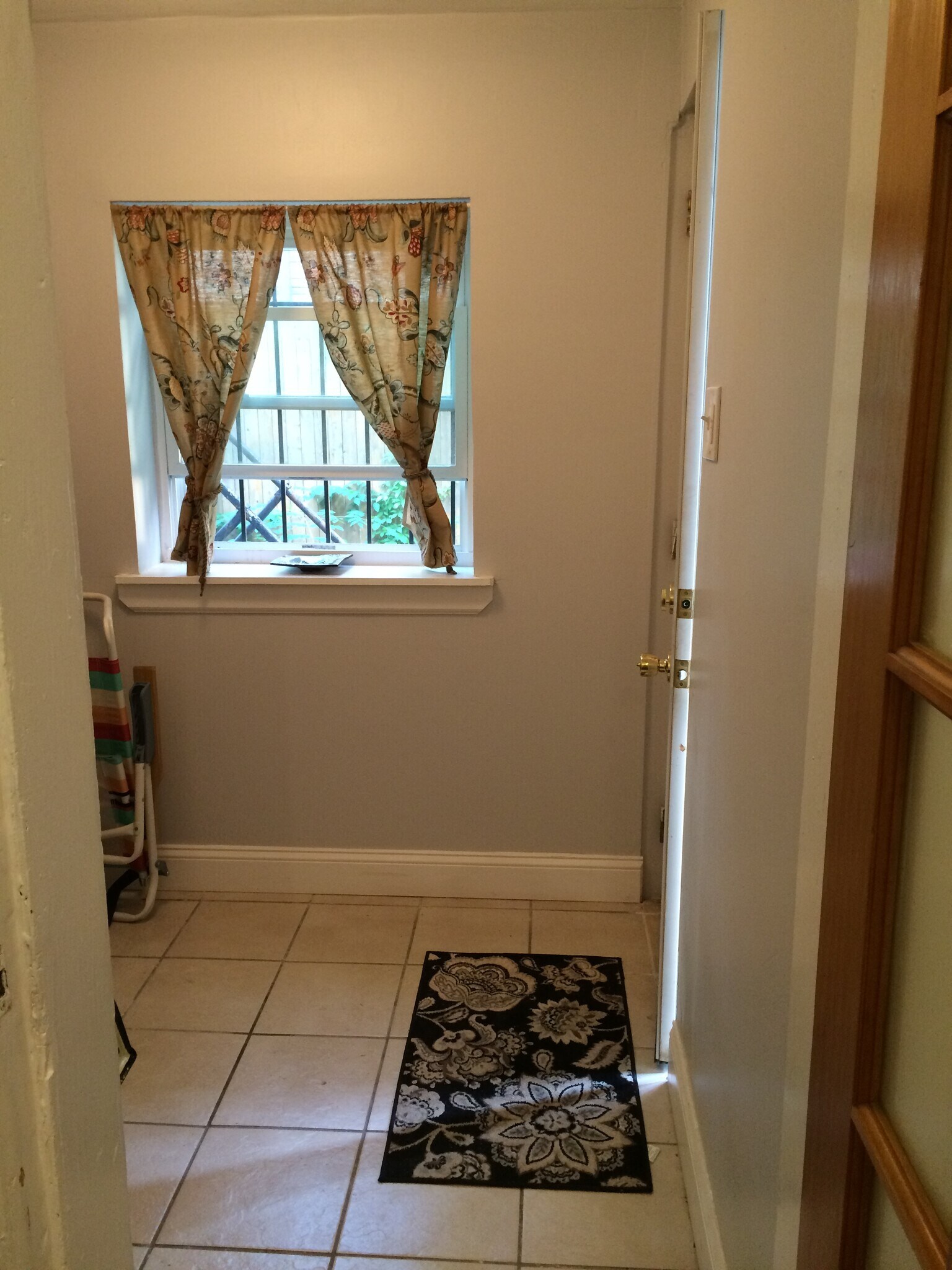 Building Photo - 323 S 46th St