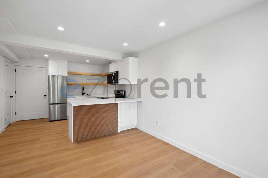 Building Photo - Unit D