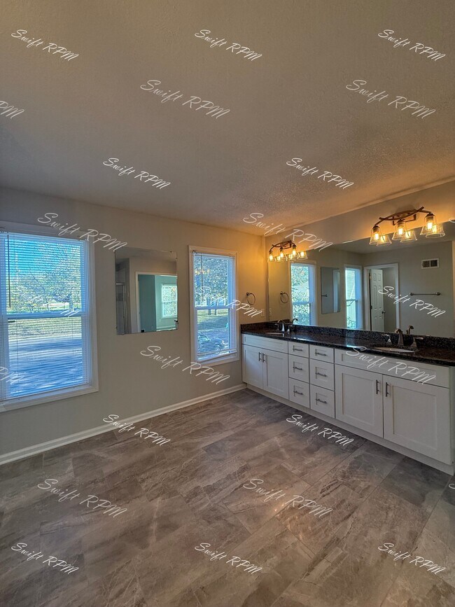 Building Photo - 15602 Maple St