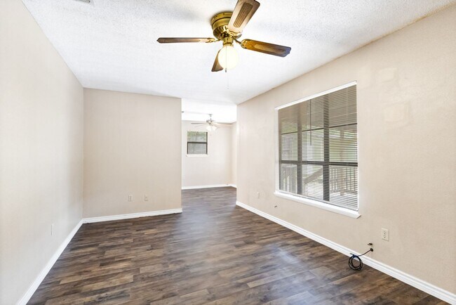 Building Photo - Move-In Ready 3-Bedroom Home in Beautiful Lakehills