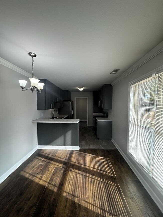 Building Photo - 127 Hedge Ln