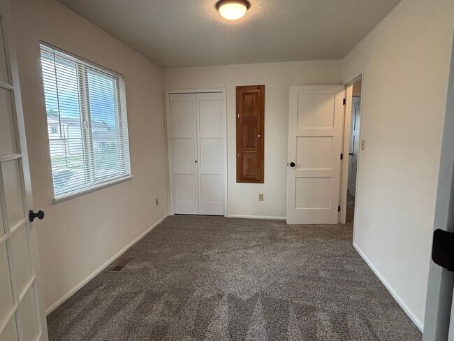 Building Photo - Single Family - 4 Bed 3.5 Bath - MileStone...