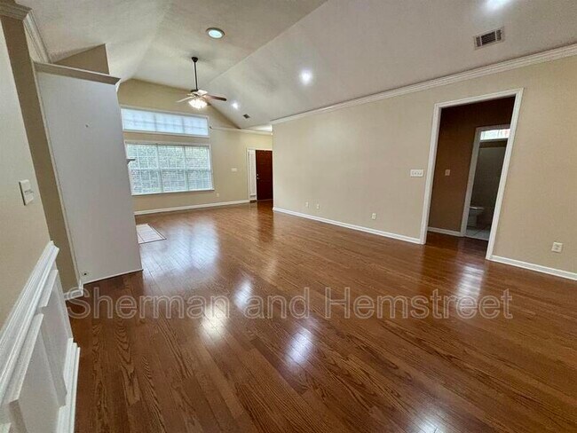 Building Photo - 2002 Amberley Dr