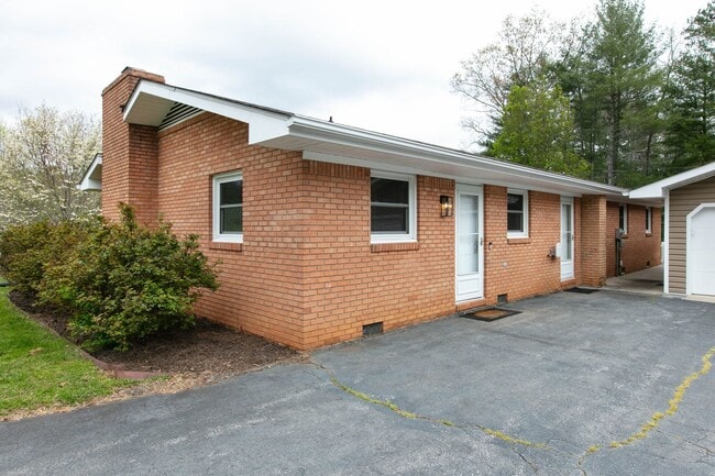 Building Photo - 3BR/2BA Home with Detached Garage – Fletcher, NC