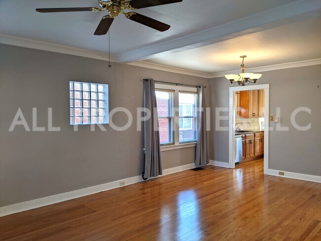 Building Photo - 557 S Race St
