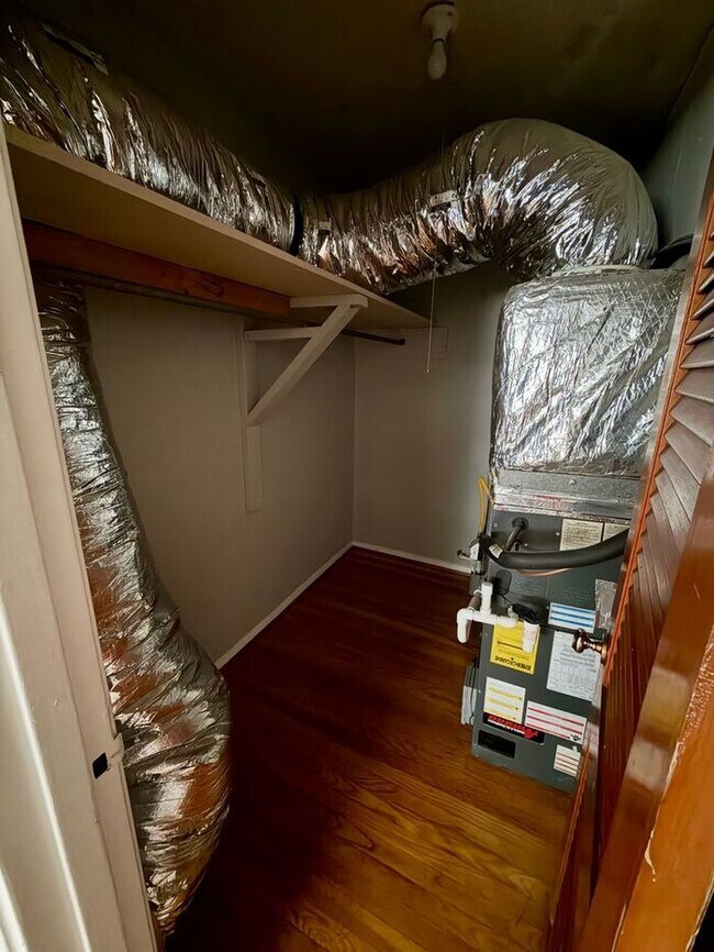 Building Photo - 1 BEDROOM 1 BATHROOM UNIT IN VIRGINIA HIGHLANDS!!!
