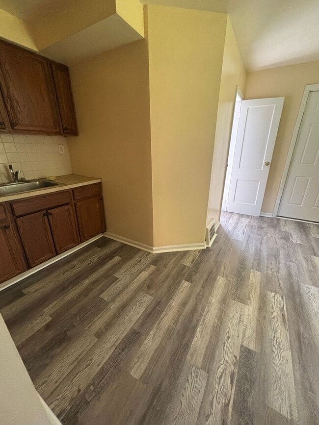 Building Photo - 3-Bedroom 1 Bath Bungalow style Home-Collinwood Area(Accepting Section 8, Eden and private pay Te...