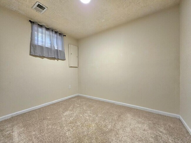 Building Photo - 8561 Southlawn Ct