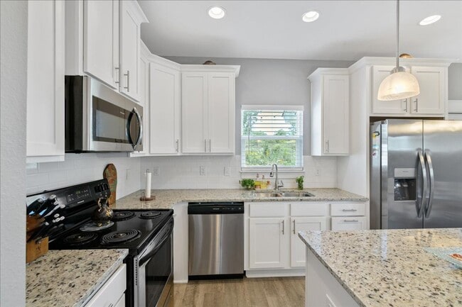 Building Photo - Stunning Tuscany Village Townhouse!