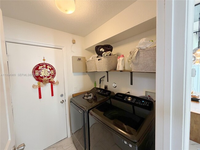 Building Photo - 5005 Northern Lights Dr