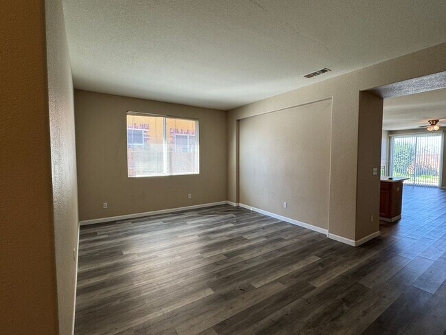 Building Photo - Four Bed, Two Bath Home Close to Hwy 99 an...