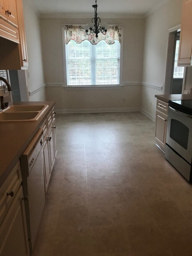 Building Photo - 3709 Stonehenge Ln W