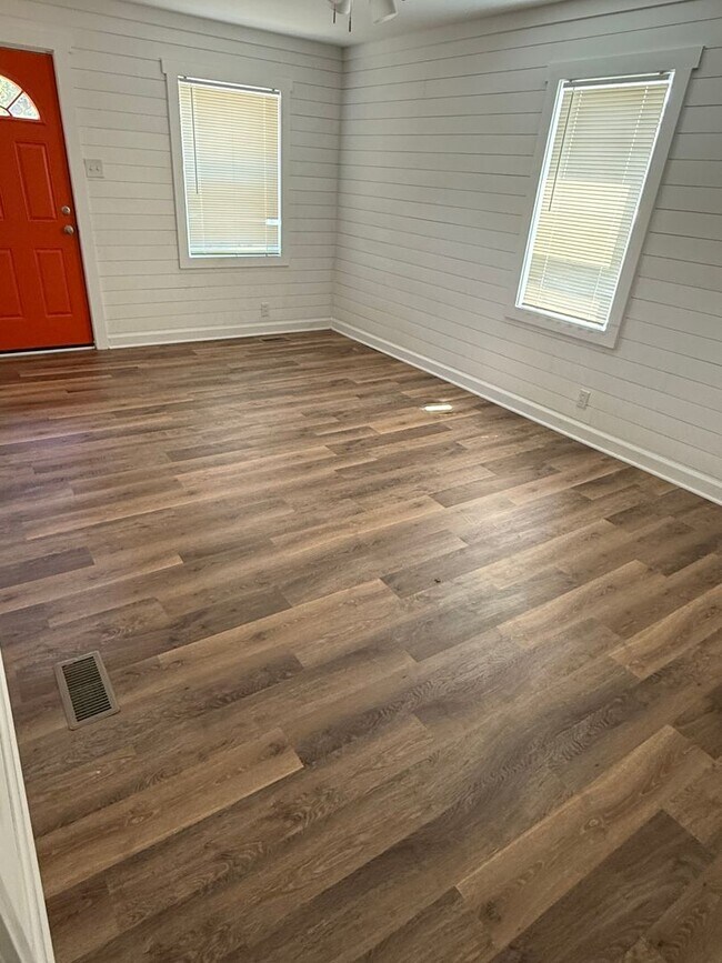 Building Photo - Charming South City Bungalow with Modern T...