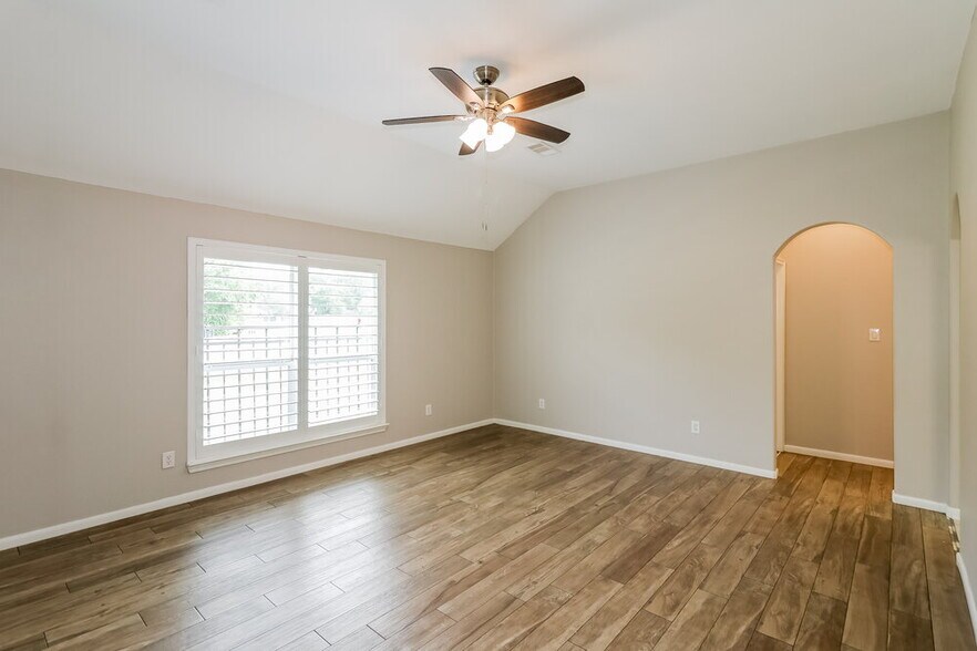Building Photo - 12103 Lakewood Villa Dr