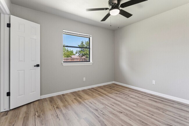 Building Photo - 1101 S Bouziden Dr