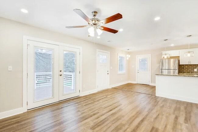 Building Photo - 2122 Nichols Ln