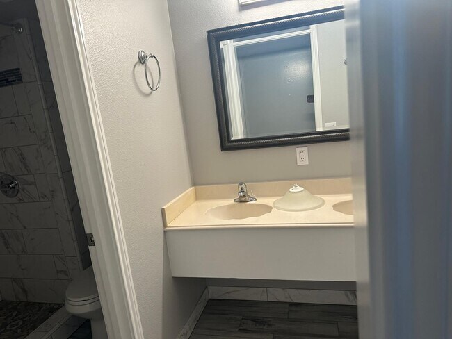 Building Photo - 800 Travis St