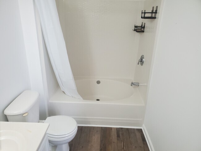 Garden tub/shower combo in master bath. - 42 Gr-Pd-51