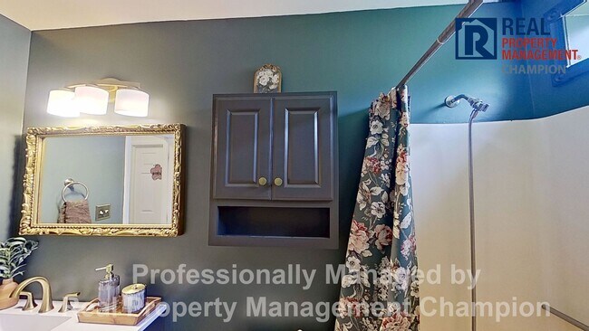 Building Photo - Charming home with open floor plan, vaulted ceilings and spacious backyard