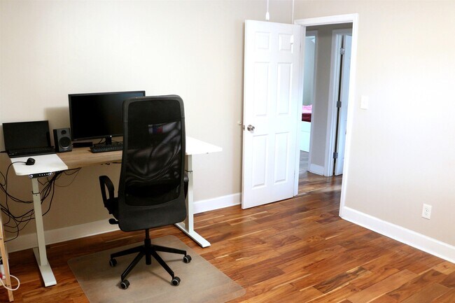 Building Photo - 410 Inglewood Dr