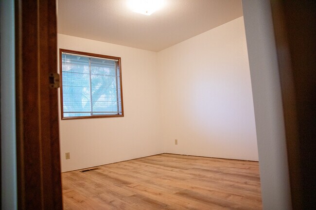 second bedroom - 1606 E Alder St