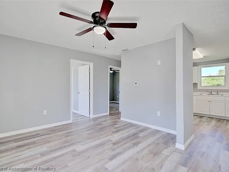 Building Photo - 1911 Roseland Ave