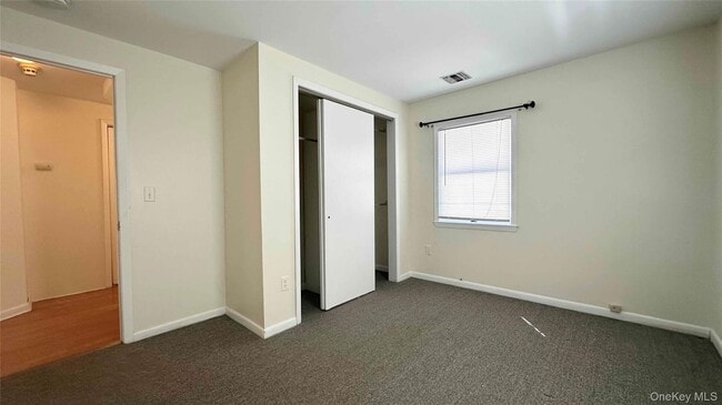 Building Photo - 64 Pine Hollow Rd