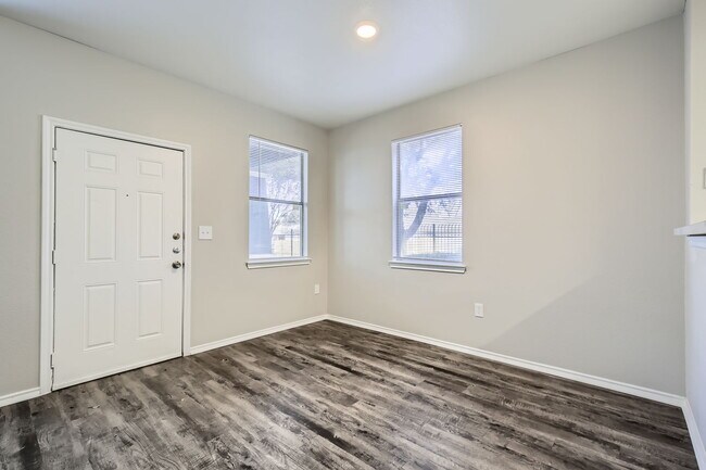 Building Photo - Bella Townhomes