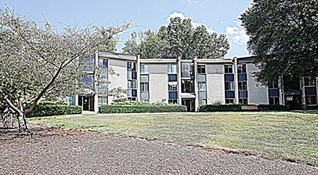 Building Photo - Beautifully Remodel Top-Level Condo!