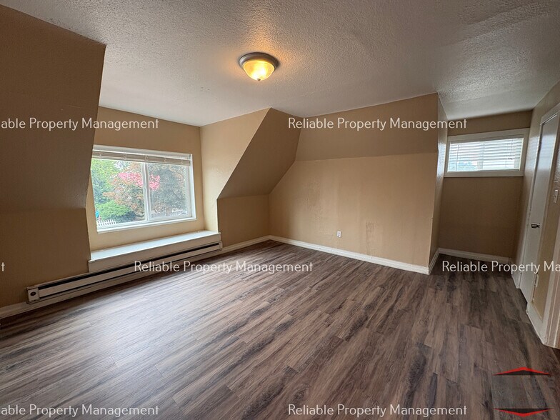 Building Photo - 678 N Water Ave