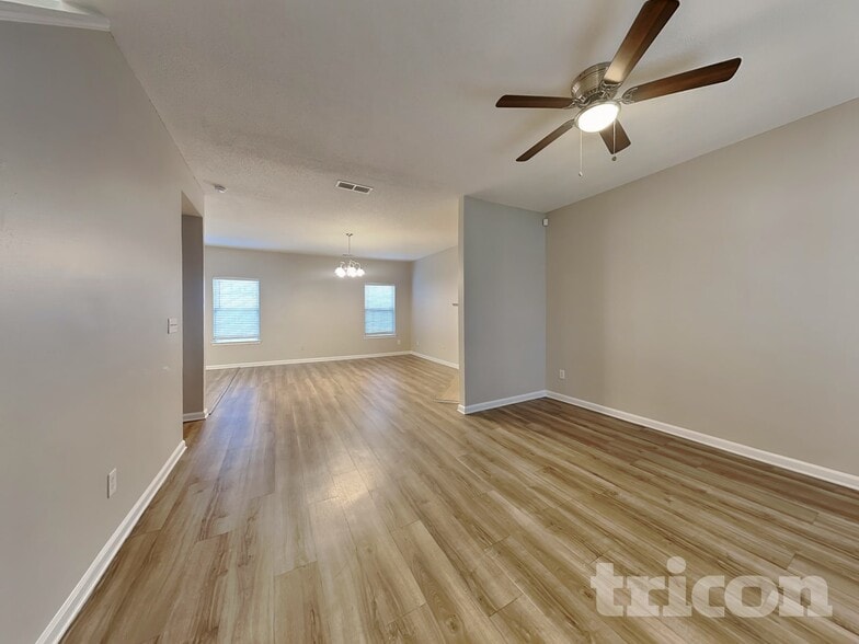 Building Photo - 2000 Farm Hill Ct