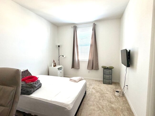 Building Photo - Almost BRAND NEW end unit Townhome in Winchester for Rent