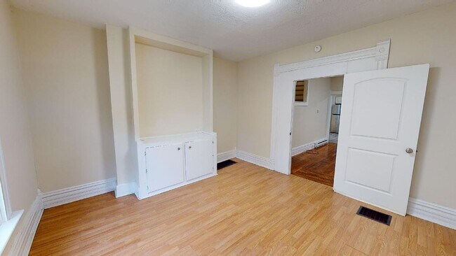 Building Photo - 2528 Deming Ave