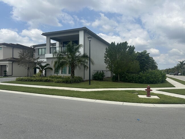 Building Photo - 17081 Five Waters Ave