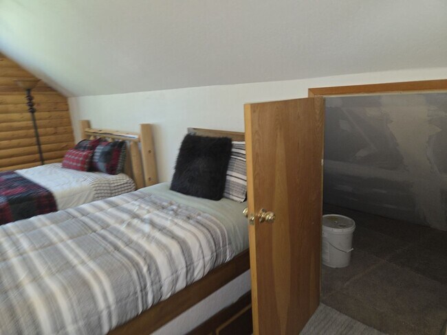 Building Photo - Large mountain home with access to Tahoe K...